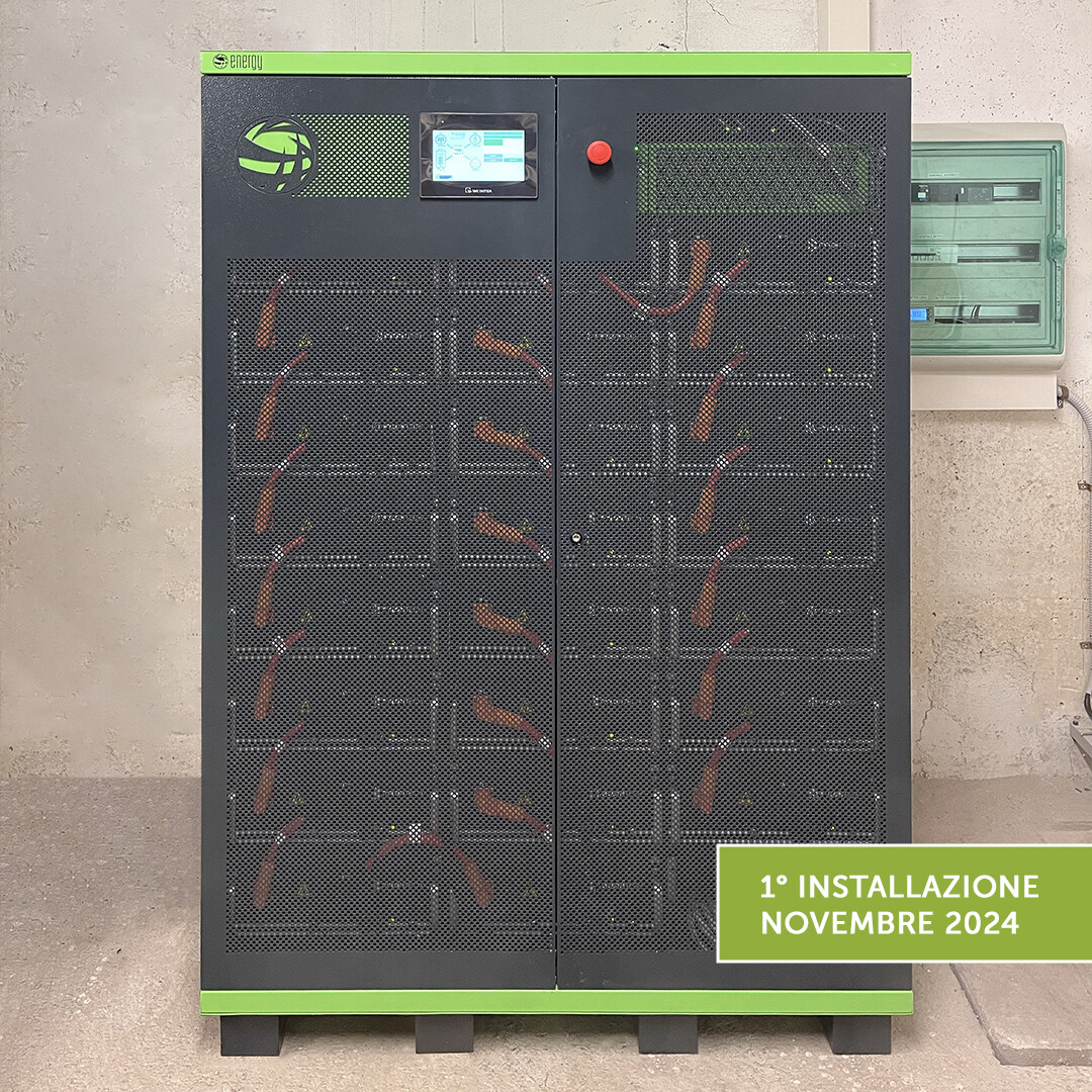 Un sistema di accumulo zeroCO2 XL 100 grigio e verde in un seminterrato