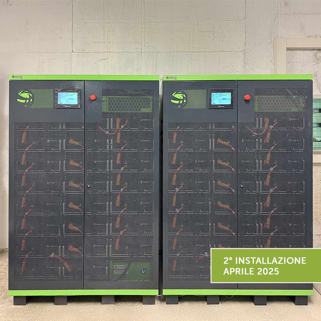 Due sistemi di accumulo zeroCO2 XL 100 grigi e verdi in un seminterrato