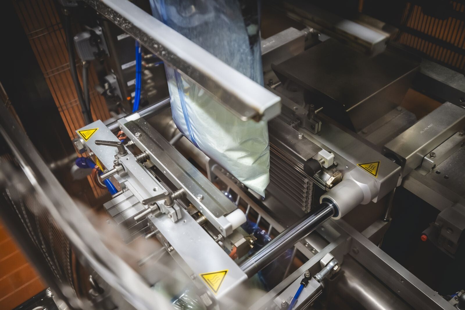 Imbustamento di sacchetti di formaggio parmigiano reggiano