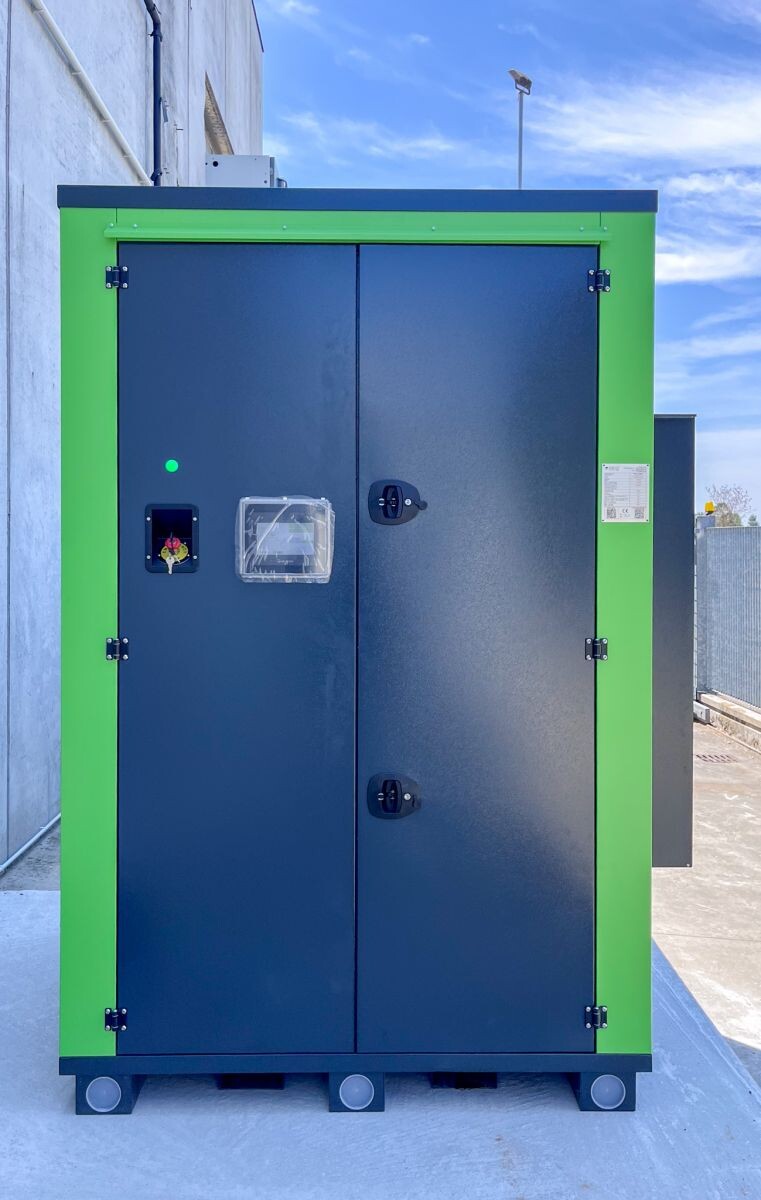 Sistema di accumulo bess grigio e verde di energy spa.