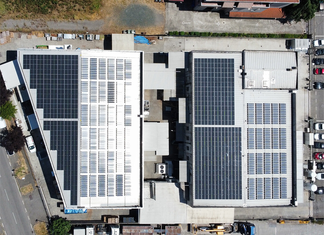 Vista aerea di un'azienda con pannelli fotovoltaici sul tetto