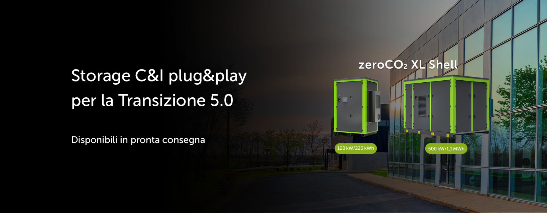 Sistemi di accumulo energia industriale plug e play zeroCO2 XL Shell per transizione 5.0, davanti a un edificio aziendale moderno.